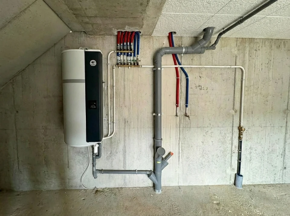 Intérieur d'atelier, plombier travaillant sur raccords de plomberie